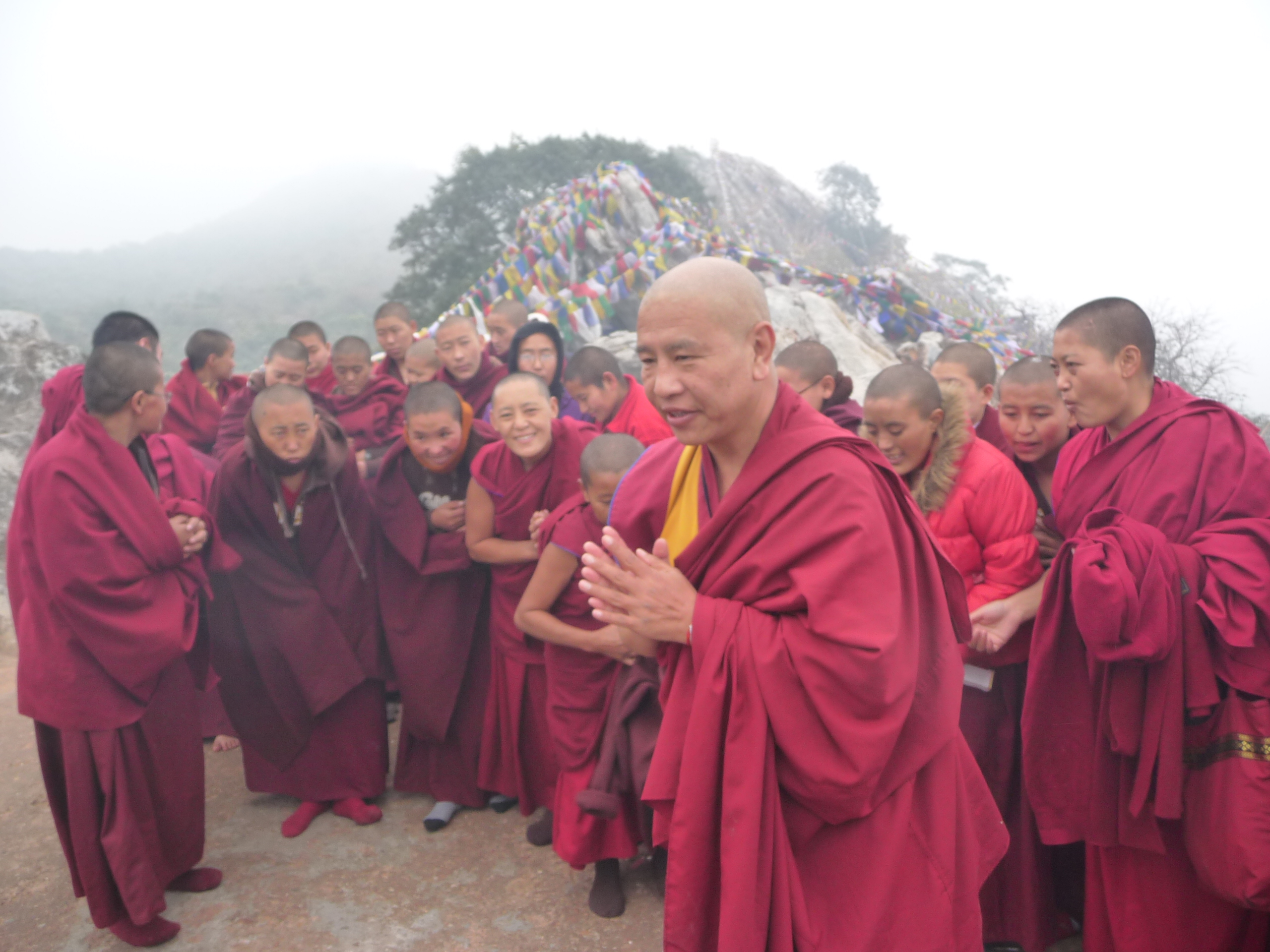 S.E. Jhado Tulku Rimpoce sul Picco degli Avvoltoi, in India nel 2010 (foto di Helmuts Ancans)